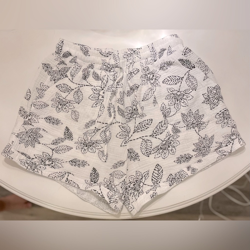 Gauze drawstring shorts.